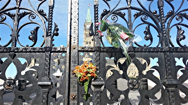 Des fleurs ont été déposées devant le parlement d'Ottawa, à la mémoire du caporal Nathan Cirillo, mort sous les balles. (23-10-14) Des fleurs ont été déposées devant le parlement d'Ottawa, à la mémoire du caporal Nathan Cirillo, mort sous les balles. (23-10-14)