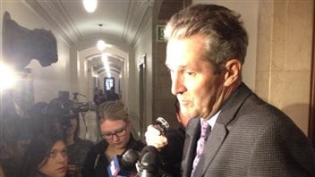 Le chef de l'opposition Brian Pallister s'est adressé aux journalistes tout de suite après le point de presse du premier ministre. Le chef de l'opposition Brian Pallister s'est adressé aux journalistes tout de suite après le point de presse du premier ministre.