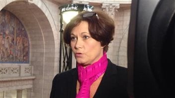 Theresa Oswald est du groupe des cinq ministres qui remettent en question le leadership de Greg Selinger. Theresa Oswald est du groupe des cinq ministres qui remettent en question le leadership de Greg Selinger.
