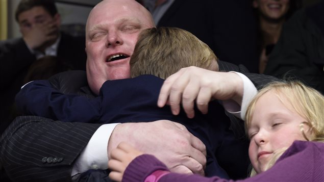 Rob Ford serre ses deux enfants dans ses bras après son élection comme conseiller municipal dans son château fort de l'ouest de Toronto. Rob Ford serre ses deux enfants dans ses bras après son élection comme conseiller municipal dans son château fort de l'ouest de Toronto.