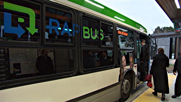 Les autobus de la STO devront sous peu réduire leur vitesse de 50 km/h à 30 km/h à l'approche des stations du Rapibus. Les autobus de la STO devront sous peu réduire leur vitesse de 50 km/h à 30 km/h à l'approche des stations du Rapibus.