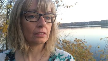 La comédienne Lucy DeCoutere affirme que Jian Ghomeshi l'a violentée en 2003. La comédienne Lucy DeCoutere affirme que Jian Ghomeshi l'a violentée en 2003.