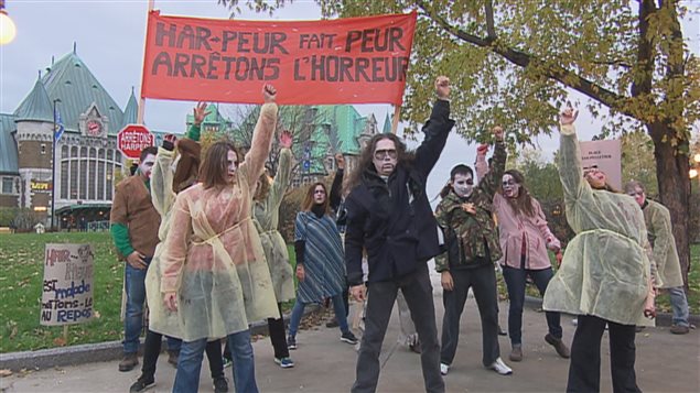 Les manifestants ont dénoncé les politiques du gouvernement Harper. Les manifestants ont dénoncé les politiques du gouvernement Harper.