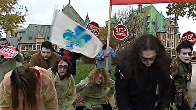 Des fonctionnaires déguisés en zombies dénoncent l'austérité budgétaire du Québec. Des fonctionnaires déguisés en zombies dénoncent l'austérité budgétaire du Québec.
