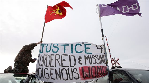 Manifestants lors du blocus des voies ferrée de Via et de la route Wyman près de Shannonville en Ontario, le 19 mars 2014, demandant justice pour les femmes autochtones disparues ou assassinées. Manifestants lors du blocus des voies ferrée de Via et de la route Wyman près de Shannonville en Ontario, le 19 mars 2014, demandant justice pour les femmes autochtones disparues ou assassinées.