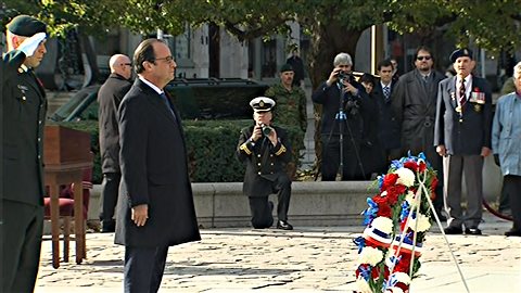 Le président français, François Hollande, se recueille au Monument commémoratif de guerre du Canada. Le président français, François Hollande, se recueille au Monument commémoratif de guerre du Canada.