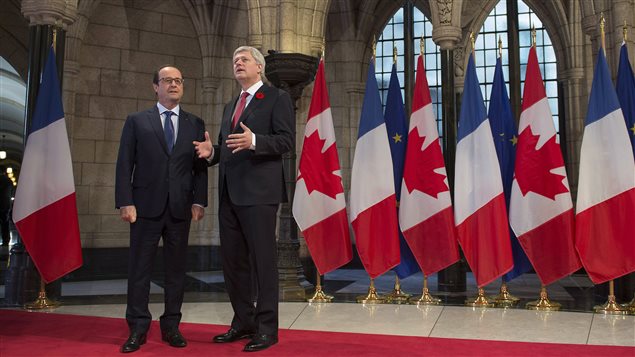 Le premier ministre Harper explique au président Hollande l'attentat dans les couloirs du parlement le 22 octobre 2014. Le premier ministre Harper explique au président Hollande l'attentat dans les couloirs du parlement le 22 octobre 2014.