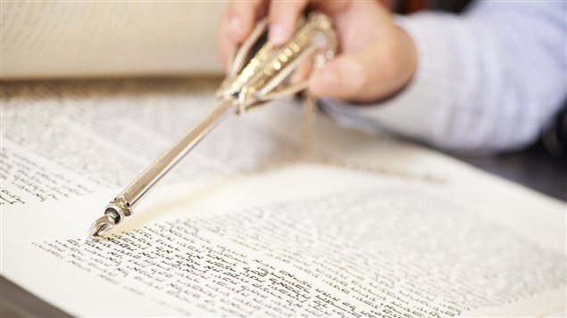 Un garçon lisant la Torah Un garçon lisant la Torah