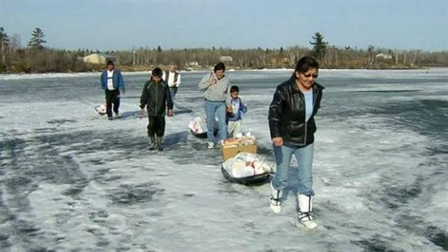 Des membres de la Première Nation Shoal Lake 40 transportant leurs provisions Des membres de la Première Nation Shoal Lake 40 transportant leurs provisions