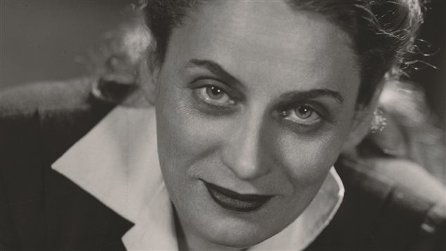 Portrait de l'écrivaine Gabrielle Roy réalisé par Annette Zarov du studio Basil, vraisemblablement à l’hiver 1947. Portrait de l'écrivaine Gabrielle Roy réalisé par Annette Zarov du studio Basil, vraisemblablement à l’hiver 1947.