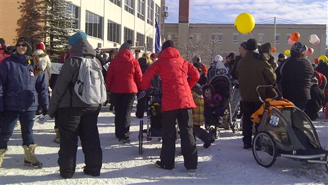 Éducatrices et familles manifestent à Rouyn-Noranda. Éducatrices et familles manifestent à Rouyn-Noranda.