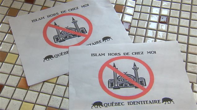 Ces affiches ont été placardées sur trois des cinq mosquées de la ville de Québec. Ces affiches ont été placardées sur trois des cinq mosquées de la ville de Québec.