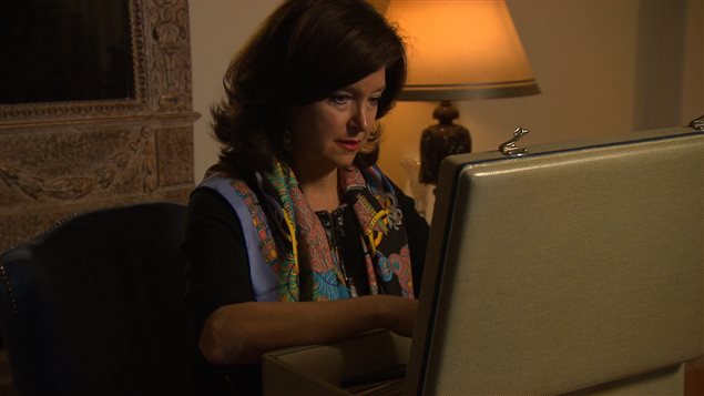 Andrée Lotey avec la valise verte. Andrée Lotey avec la valise verte.