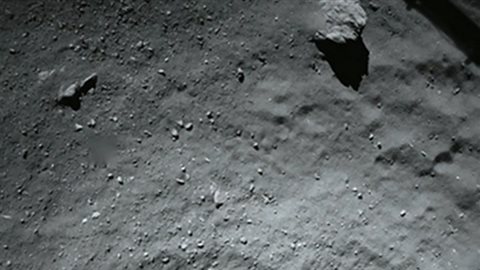 Image de la surface de la comète « Tchouri » alors que le robot Philae effectuait son approche et se trouvait à 40 mètres du sol. Image de la surface de la comète « Tchouri » alors que le robot Philae effectuait son approche et se trouvait à 40 mètres du sol.