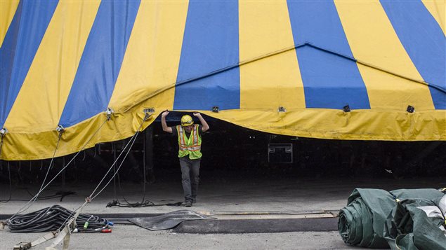 Un employé du Cirque du Soleil au moment de dresser le chapiteau Un employé du Cirque du Soleil au moment de dresser le chapiteau