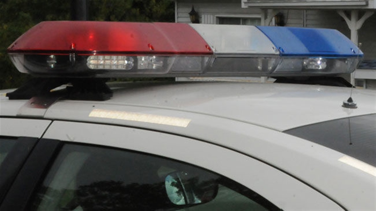 Aucune accusation ne sera portée contre l'agent de la Sûreté du Québec impliqué dans un accident qui a tué un enfant de cinq ans, en février dernier, à Longueuil. Le policier circulait à 122 km/h dans une zone résidentielle à bord d'une voiture banalisée lorsqu'il est entré en collision avec la voiture où se trouvait l’enfant. Stéphane Berthomet est analyste en affaires policières.