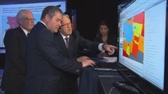 Le responsable de la Chaire VISAJ, Michel Perron, montre la plateforme CartoJeunes au ministre Yves Bolduc. Le responsable de la Chaire VISAJ, Michel Perron, montre la plateforme CartoJeunes au ministre Yves Bolduc.