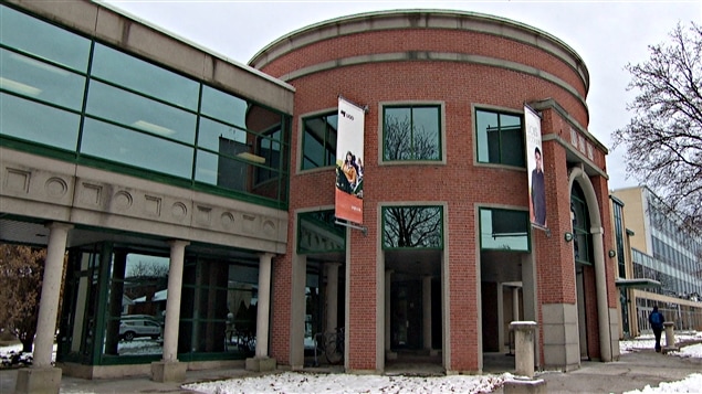 La façade de l'Université du Québec en Outaouais (UQO). (nov 2014) La façade de l'Université du Québec en Outaouais (UQO). (nov 2014)