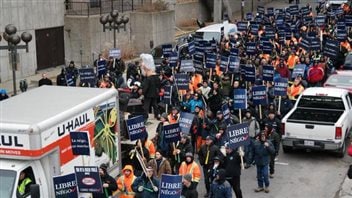 Des manifestants dans les rues de Gatineau pour dénoncer les réformes des retraites. Des manifestants dans les rues de Gatineau pour dénoncer les réformes des retraites.