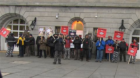 Des manifestants bloquent une entrée à l'hôtel de ville de Montréal. Des manifestants bloquent une entrée à l'hôtel de ville de Montréal.