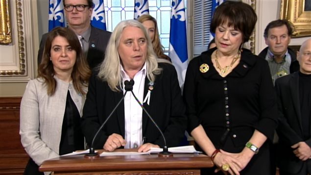 À l'avant-plan, Manon Massé (centre), Véronique Hivon (gauche) et Hélàne David (droite) À l'avant-plan, Manon Massé (centre), Véronique Hivon (gauche) et Hélàne David (droite)