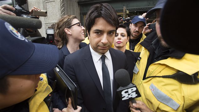 Jian Ghomeshi n'a fait aucun commentaire hier à la meute de journalistes qui l'attendaient à sa sortie du palais de justice. Jian Ghomeshi n'a fait aucun commentaire hier à la meute de journalistes qui l'attendaient à sa sortie du palais de justice.