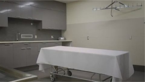 Une table d'autopsie Une table d'autopsie