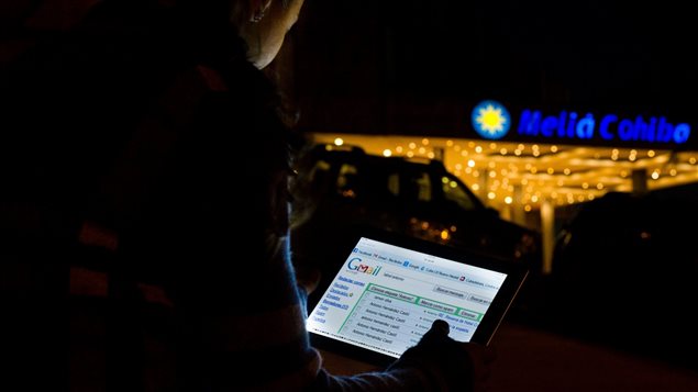 Un Cubain utilise illégalement une connexion wi-fi pour naviguer sur Internet. Un Cubain utilise illégalement une connexion wi-fi pour naviguer sur Internet.