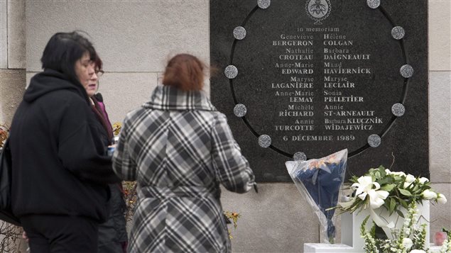 Des femmes se recueillent devant une plaque commémorative rappelant la tuerie de Polytechnique. Des femmes se recueillent devant une plaque commémorative rappelant la tuerie de Polytechnique.