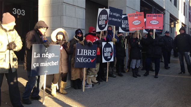 Des cols blancs tiennent une journée de grève pour dénoncer l'adoption du projet de loi 3 sur les régimes de retraite. Des cols blancs tiennent une journée de grève pour dénoncer l'adoption du projet de loi 3 sur les régimes de retraite.