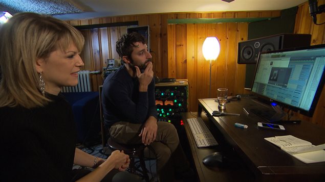 Tanya Lapointe rend visite à Louis-Jean Cormier dans son studio d'enregistrement. Tanya Lapointe rend visite à Louis-Jean Cormier dans son studio d'enregistrement.