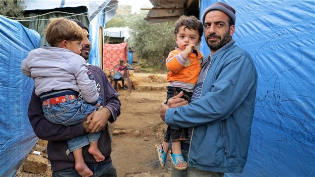 « Quand les hommes vont travailler, on est heureuses mais on prie. On prie pour qu'on les paie parce que souvent, ils ne sont pas payés », dit une réfugiée syrienne du camp de Ketermeya, au Liban. « Quand les hommes vont travailler, on est heureuses mais on prie. On prie pour qu'on les paie parce que souvent, ils ne sont pas payés », dit une réfugiée syrienne du camp de Ketermeya, au Liban.