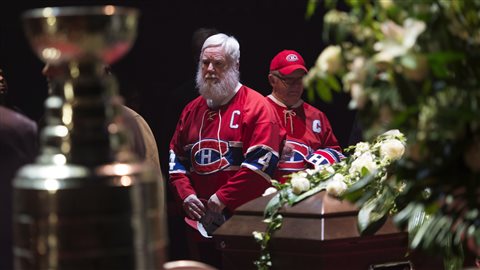 Des admirateurs s'arrêtent devant le cercueil de Jean Béliveau. Des admirateurs s'arrêtent devant le cercueil de Jean Béliveau.