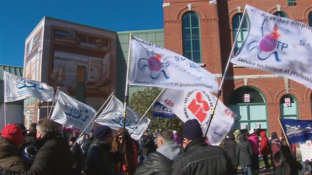Les cols blancs avaient tenu des manifestations dans les dernières semaines afin de faire débloquer les négociations avec l'employeur. Les cols blancs avaient tenu des manifestations dans les dernières semaines afin de faire débloquer les négociations avec l'employeur.