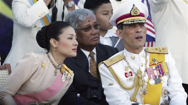 La princesse Srirasmi (gauche) et le prince Maha Vajiralongkorn (droite) La princesse Srirasmi (gauche) et le prince Maha Vajiralongkorn (droite)