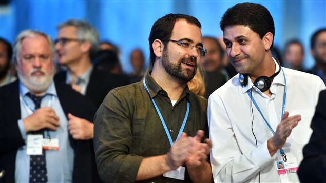 Des diplomates applaudissent à la signature d'un accord sur le climat à Lima. Des diplomates applaudissent à la signature d'un accord sur le climat à Lima.
