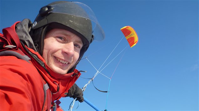 Frederic Dion tracte par un parachute Frederic Dion tracte par un parachute