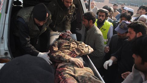 Un soldat pakistanais, blessé dans l'affrontement avec les talibans, est évacué par ambulance. Un soldat pakistanais, blessé dans l'affrontement avec les talibans, est évacué par ambulance.