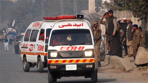 Des ambulances s'éloignent de l'école qui a été attaquée et dont l'assaut a fait un certain nombre de victimes. Des ambulances s'éloignent de l'école qui a été attaquée et dont l'assaut a fait un certain nombre de victimes.