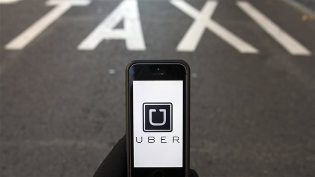 À Edmonton, les conducteurs d'Uber qui feront payer leurs passagers pourront écoper d'une amende. À Edmonton, les conducteurs d'Uber qui feront payer leurs passagers pourront écoper d'une amende.