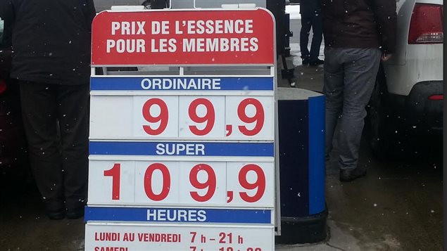Le prix de l'essence est passé sous la barre du 1 $. Le prix de l'essence est passé sous la barre du 1 $.