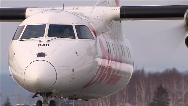 Un avion à l'aéroport de Mont-Joli Un avion à l'aéroport de Mont-Joli