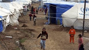 Des jeunes Irakiens réfugiés dans un camp après avoir fui les violences du groupe armé État islamique. Des jeunes Irakiens réfugiés dans un camp après avoir fui les violences du groupe armé État islamique.