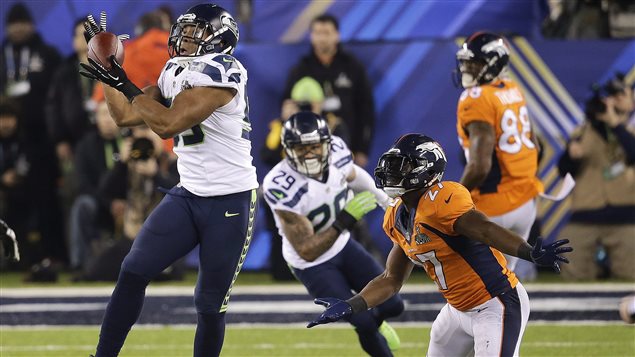 Malcolm Smith intercepte une passe destinée à Knowshon Moreno (27) lors du Super Bowl. Malcolm Smith intercepte une passe destinée à Knowshon Moreno (27) lors du Super Bowl.