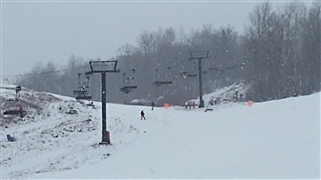 La remontée mécannique du mont Sainte-Marie est bloquée avec des skieurs. La remontée mécannique du mont Sainte-Marie est bloquée avec des skieurs.