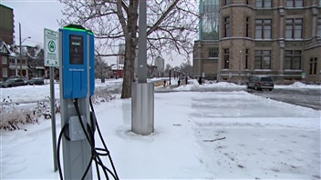 Une borne de recharge pour voiture électrique à Ottawa. Une borne de recharge pour voiture électrique à Ottawa.