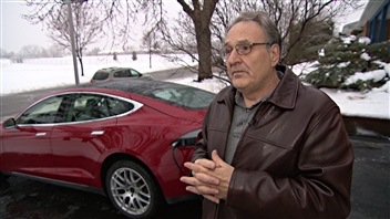 Gérard Gavrel à côté de sa voiture électrique. Gérard Gavrel à côté de sa voiture électrique.