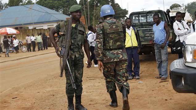 Un soldat congolais et un Casque bleu de la Monusco à Beni, dans le Nord-Kivu, en octobre 2014. Un soldat congolais et un Casque bleu de la Monusco à Beni, dans le Nord-Kivu, en octobre 2014.