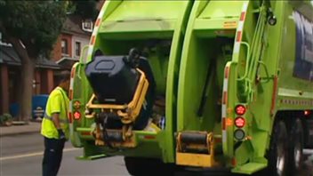 Un camion du sous-traitant privé GFL, qui s'occupe de la collecte des ordures dans l'ouest de Toronto. Un camion du sous-traitant privé GFL, qui s'occupe de la collecte des ordures dans l'ouest de Toronto.