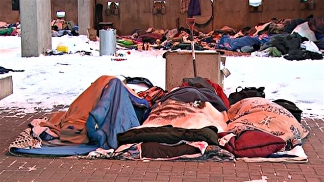 Des itinérants passent la nuit à l'extérieur par un froid sibérien. Des itinérants passent la nuit à l'extérieur par un froid sibérien.